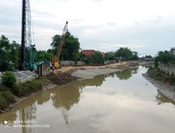 Pemancangan Sheet Pile Sungai Kali Kamoning Ditargetkan Selesai Akhir Tahun 2021