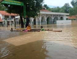 Banjir Rendam Pondok di Sampang, Puluhan Santri Dievakuasi