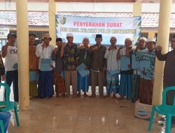 Kades Pulau Mandangin Serahkan Pas Kecil kepada 900 Nelayan