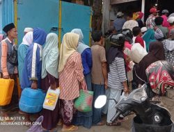 Warga Sampang Antre Minyak Goreng, Kelangkaan Diprediksi Hingga Lebaran