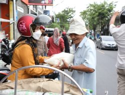 Peduli Dhuafa, Ketua TP PKK Sampang Bagikan Sembako