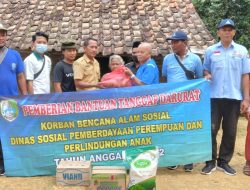Temui Nenek Sanati, Dinsos PPPA Sampang Serahkan Bantuan