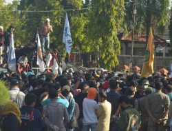 Jebol Pagar Kantor Dewan, Mahasiswa Sampaikan Empat Tuntutan