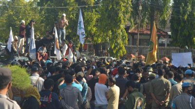 Jebol Pagar Kantor Dewan, Mahasiswa Sampaikan Empat Tuntutan