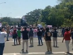 Mahasiswa Blokade Suramadu, Demo Bangkalan Ricuh Terkena Pentungan Polisi