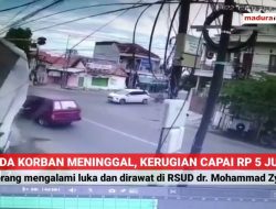 Truk Muatan Air Galon Tabrak Pemotor Hingga Tembok Polsek Sampang