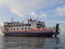 Kapal Rute Selat Madura Terdampar di Pulau Mandangin
