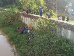 Harap Bebas Sampah, Relawan Turun Bersihkan Sungai Kamoning