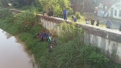Bebas sampah sungai kamoning