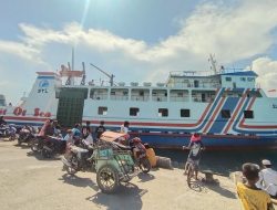 Sepekan Terdampar, Kapal Rute Selat Madura Kembali Berlayar