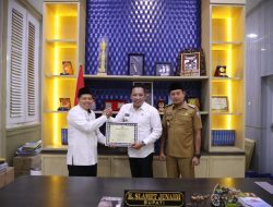 Bupati Sampang Raih Anugerah Tanda Mata dari Kemenag RI