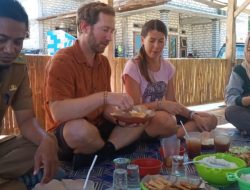 Dua Turis Asal Spanyol Kunjungi Sampang, Nikmati Lele Mambo