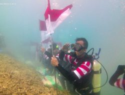Kibarkan Bendera Merah Putih di Bawah Laut Gili Labak, Peringati HUT ke 77 RI