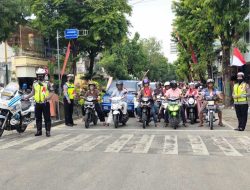 Polisi Hentikan Pengendara Jelang Detik-Detik Proklamasi Kemerdekaan RI