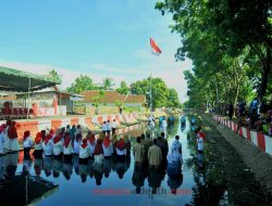 Tiap Tahun, Warga Desa Pabian Gelar Upacara HUT RI di Sungai Marengan