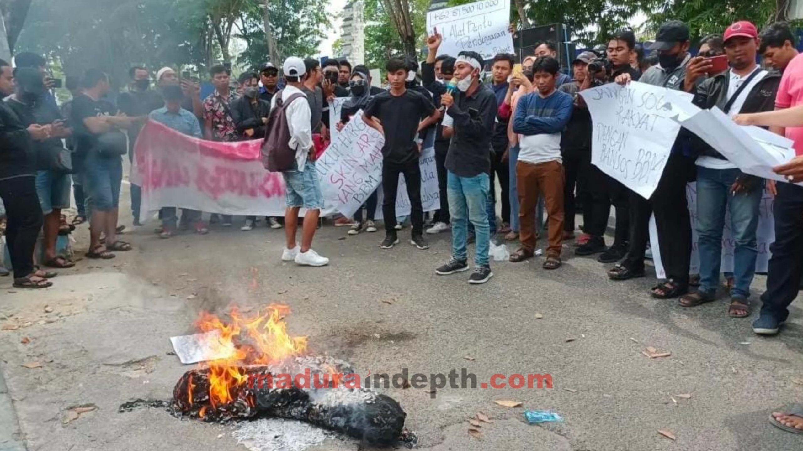 Demo Tolak Harga BBM Bubarkan DPRD Sampang