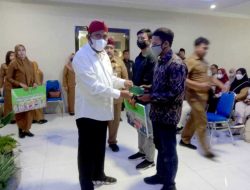 Bupati Sumenep Serahkan Beasiswa Bagi Mahasiswa Kurang Mampu