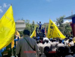 Dorong Motor Hingga “Kantor DPRD Dijual” Warnai Aksi Tolak Kenaikan Harga BBM