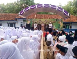 Barisan Jubah Putih Hiasi Sepanjang Jalan Raya Torjun