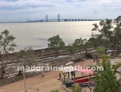 Objek Wisata Pantai Goa Petapa dengan View Jembatan Suramadu di Bangkalan