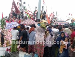 Warga Tumpah Ruah Ikuti Tradisi Petik Laut Pulau Mandangin