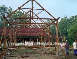 Warga Sampang Dirikan Kandang Ayam di Halaman SD Negeri
