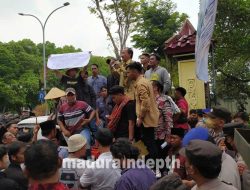 Terdampak Kelangkaan Pupuk, Ratusan Petani Demo Kantor Dispertahorbun Bangkalan