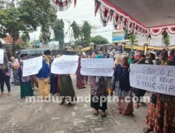 Warga Desa Bator Tolak Pj Kades, Camat Berjanji Menyampaikan ke Bupati Bangkalan