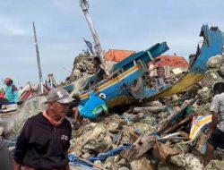 Diterjang Ombak Besar, Puluhan Perahu Nelayan di Tlanakan Pamekasan Rusak