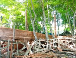 Pembuatan Kapal Trawl di Pulau Mandangin, Teknik Diwarisi Secara Turun Temurun