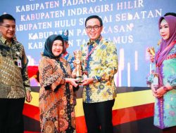 Masuk 10 Besar Kabupaten Terinovatif se Indonesia, Bupati Pamekasan Terima Penghargaan dari Kemendagri