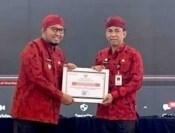 Momen Spesial, Kepala DPMD Sumenep Dapat Penghargaan dari Bupati Fauzi