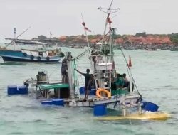 Perahu Nelayan yang Tenggelam di Pulau Mandangin Mulai Dievakuasi