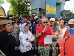 Warga Demo Pelabuhan Kamal, Tak Terima Ditarik Retribusi