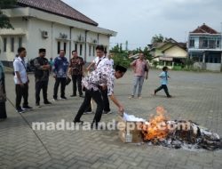 KPU Sampang Musnahkan Lembar Soal dan Jawaban Tak Terpakai Tes Tulis PPS