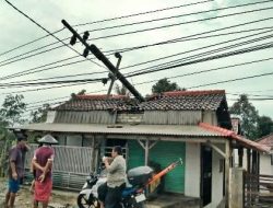 Akibat Angin Kencang, Atap Rumah Janda di Klampis Ambruk Tertimpa Tiang Listrik