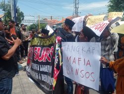 Penanganan Kasus Korupsi di 2 Desa Dinilai Lamban, Puluhan Warga Geruduk Kantor Kejari Sampang