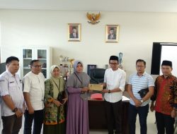 KPU Sampang Serahkan Kunci Jawaban Tes Tulis Calon PPS Pemilu 2024 Kepada Poltera