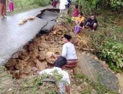 Jalan Penghubung Antar Desa di Pasongsongan Longsor