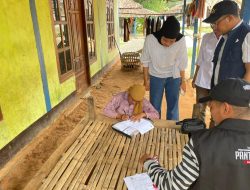 Minimalisir Penipuan, KPU Sampang Pastikan Pantarlih Kenakan Alat Perlengkapan saat Bertugas