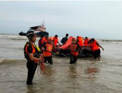 Terombang-Ambing di Laut, Satpolairud Bangkalan Berhasil Evakuasi Awak Kapal Tug Boat