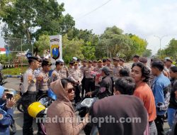 Belum Ada Tersangka Pembuang Limbah B3, Puluhan Pemuda Demo Polres Bangkalan