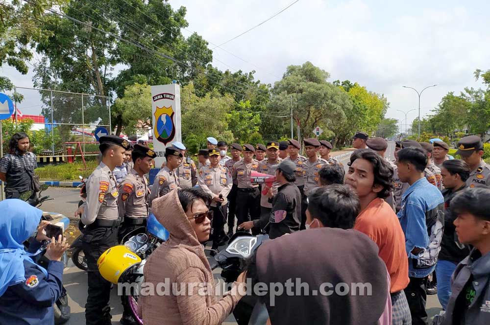 Belum Ada Tersangka Pembuang Limbah B3, Puluhan Pemuda Demo Polres ...