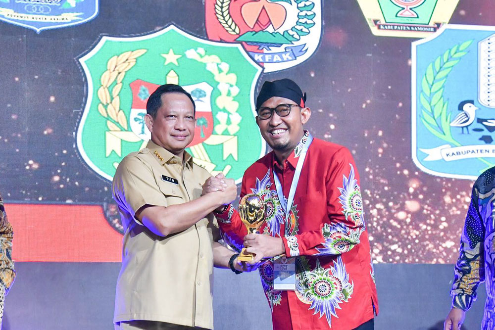 penghargaan uhc bupati sumenep