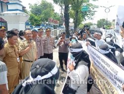 Tak Diangkat Jadi PPPK, Puluhan Guru Honorer Geruduk Kantor Disdik, DPRD, dan Pemkab Sampang