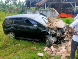 Diduga Tak Konsentrasi, Pengemudi Xpander Seruduk Pengendara Motor