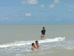 BPBD Ingatkan Wisatawan Waspadai Ombak Besar saat Liburan di Pantai