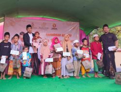 PT An Namiroh Travelindo Cabang Sampang Salurkan Santunan Bagi 300 Anak Yatim se Pulau Mandangin