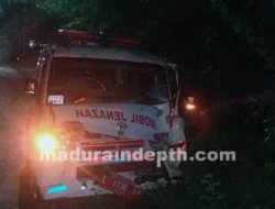Diduga Sopir Ngantuk, Ambulance Pembawa Jenazah Tabrak Pohon di Sampang