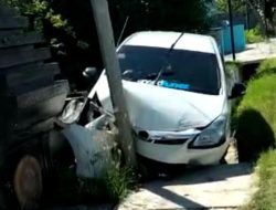 Video Viral Mobil di Sampang Tabrak Tiang Listrik Akibat Adu Tembak Ternyata Bohong